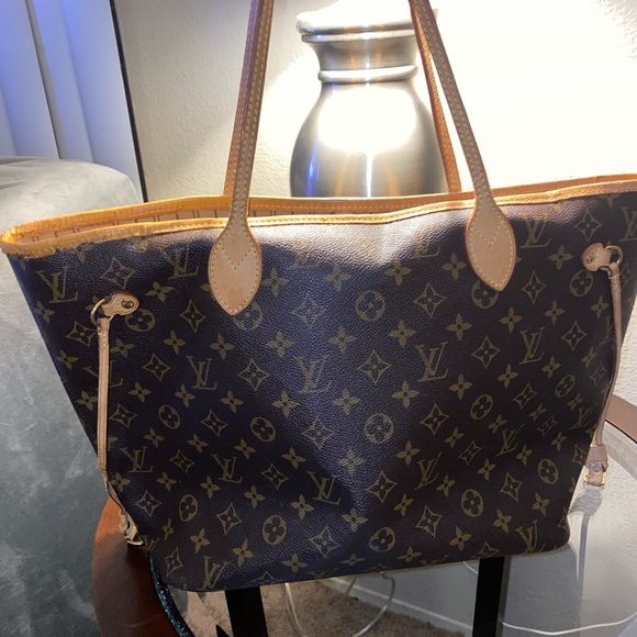 SOLD %Authentic Louis Vuitton Neverfull MM - Picture 4 of 15